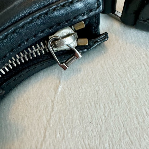 GUCCI (100% Authentic)- Classic Black Leather Front Zip Pocket Shoulder Bag - Picture 11 of 16